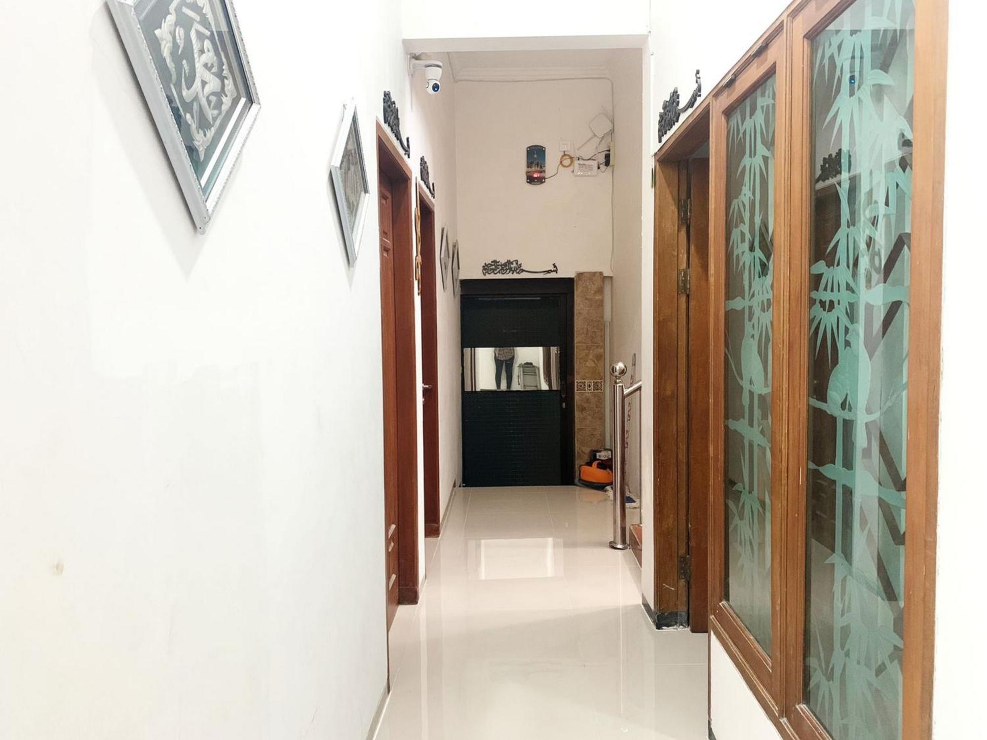 Tjahaja Baroe Syariah Mitra Reddoorz At Dukuh Kupang Hotel Surabaya Exterior foto