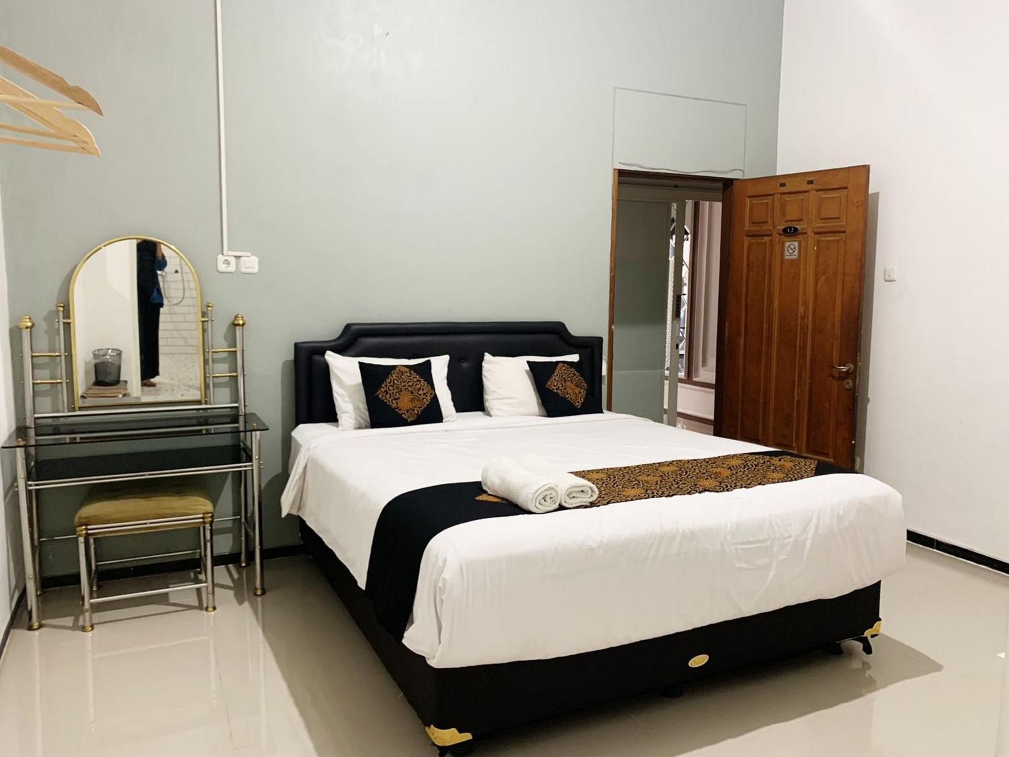 Tjahaja Baroe Syariah Mitra Reddoorz At Dukuh Kupang Hotel Surabaya Exterior foto
