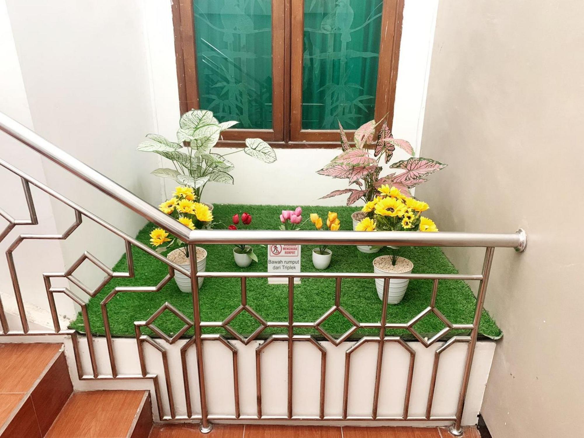 Tjahaja Baroe Syariah Mitra Reddoorz At Dukuh Kupang Hotel Surabaya Exterior foto