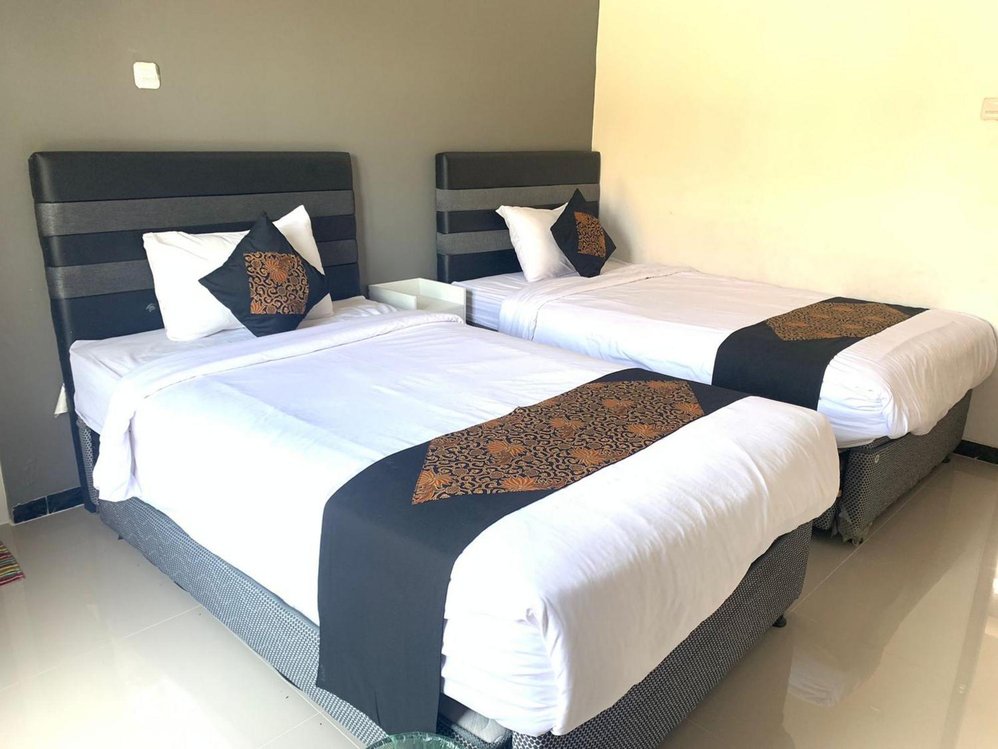 Tjahaja Baroe Syariah Mitra Reddoorz At Dukuh Kupang Hotel Surabaya Exterior foto